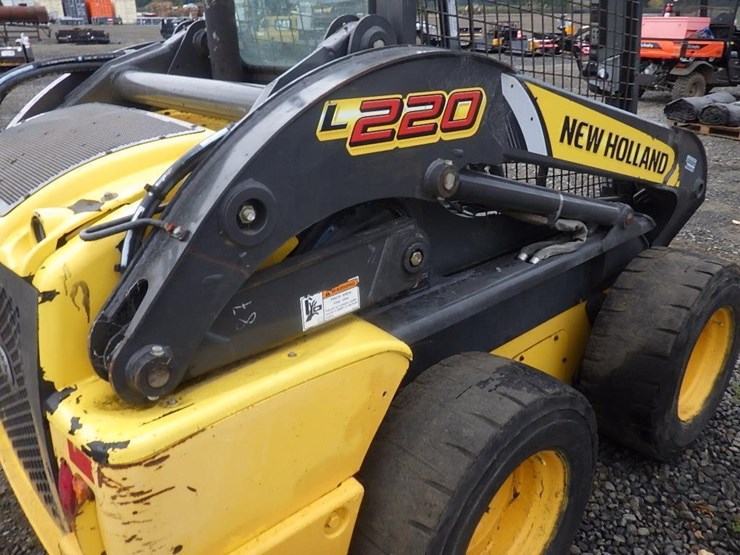 2013-new-holland-l220-image-11