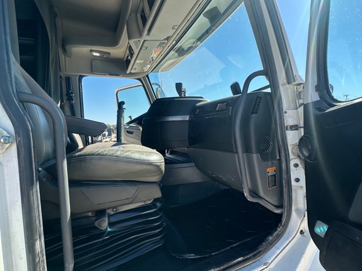 2020-volvo-vn-image-13