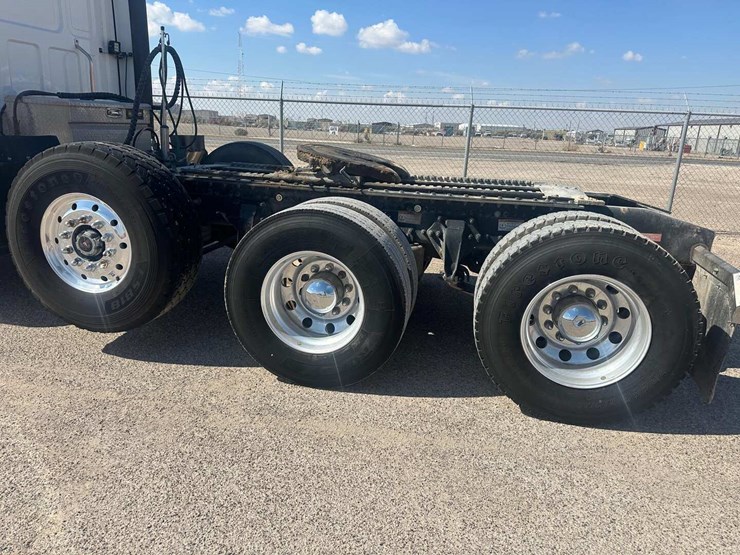 2022-western-star-49x-image-8