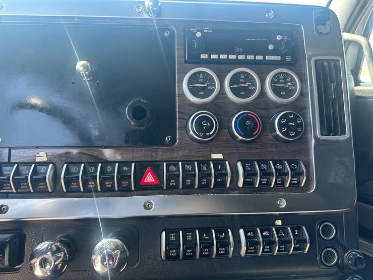 2022-western-star-49x-image-13