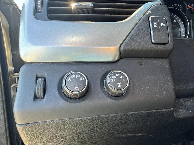 2015-chevrolet-tahoe-image-43