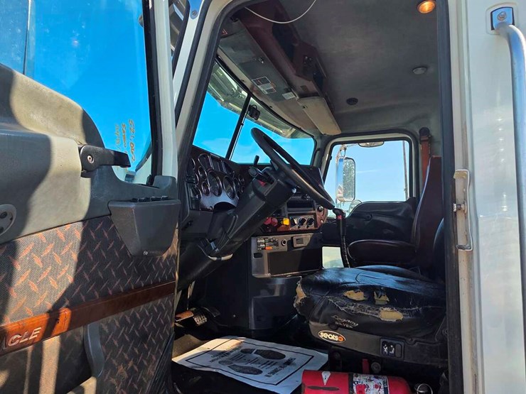 2018-mack-chu613-daycab-image-6