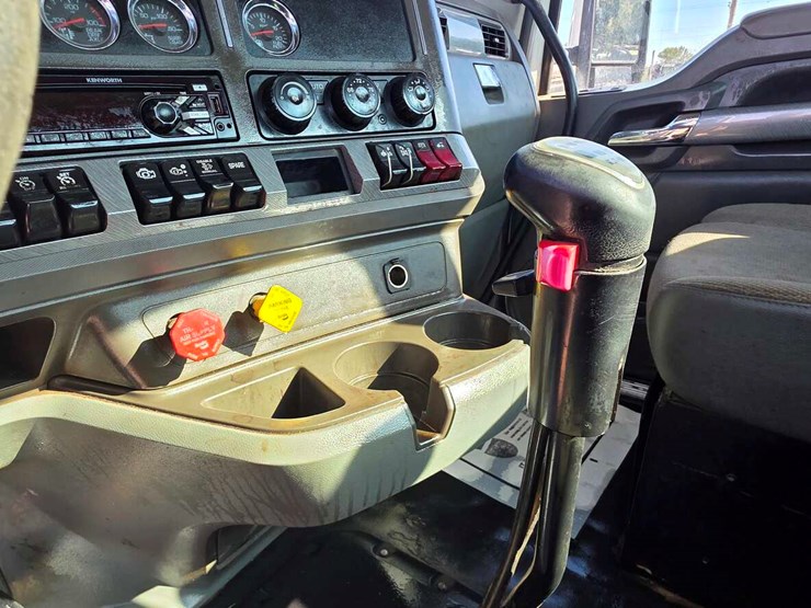 2018-kenworth-t880-image-11