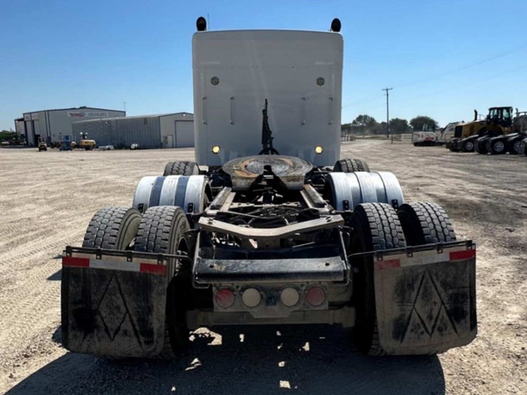 2022-kenworth-w900-image-15