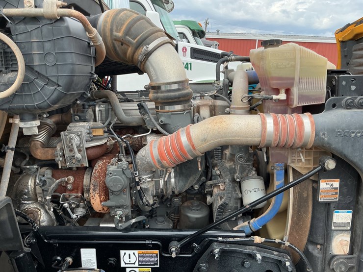 2017-peterbilt-579-image-12
