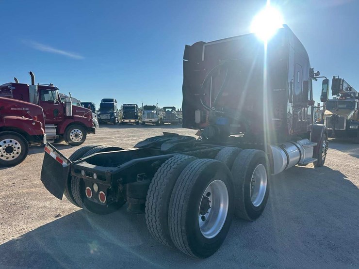 2012-freightliner-coronado-122-image-2