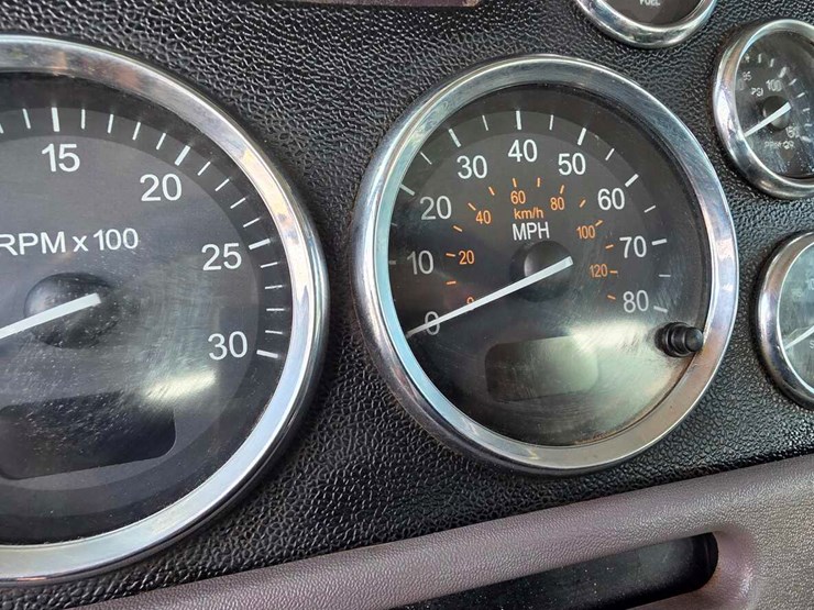 2012-peterbilt-388-image-21
