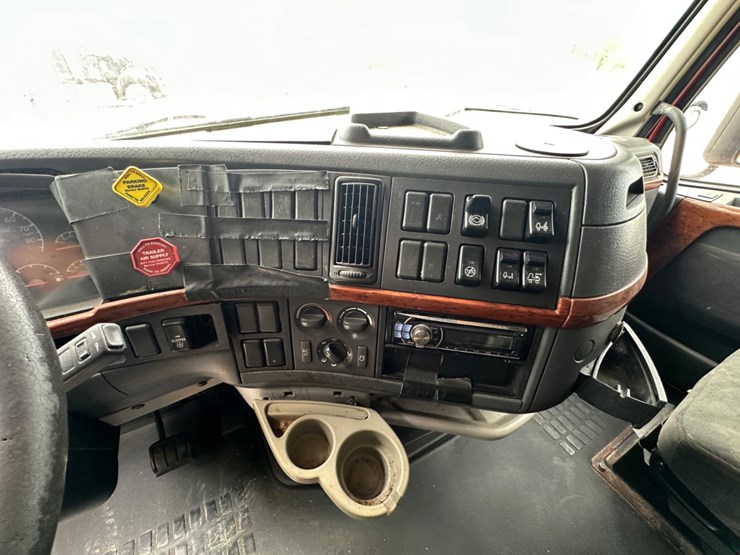 2006-volvo-vnl-image-11