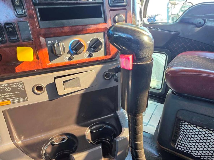 2018-mack-chu613-daycab-image-8