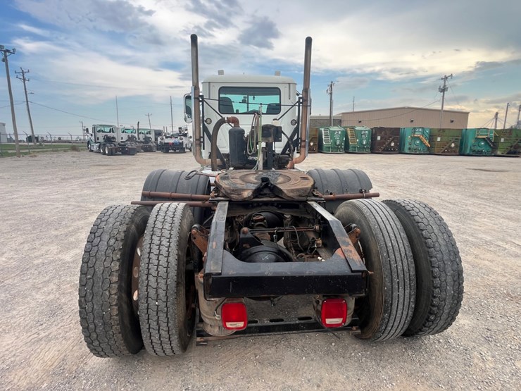 2018-mack-chu613-daycab-image-6