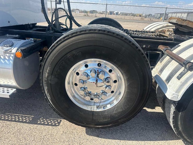 2022-kenworth-w900-image-7