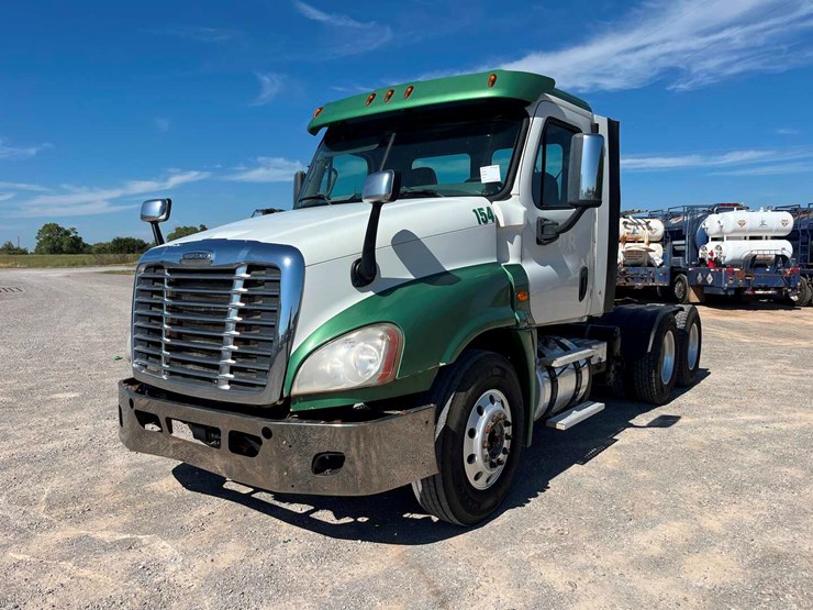 2016-freightliner-cascadia-daycab-image-1