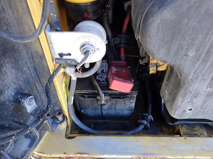 2023-caterpillar-242d3-image-19