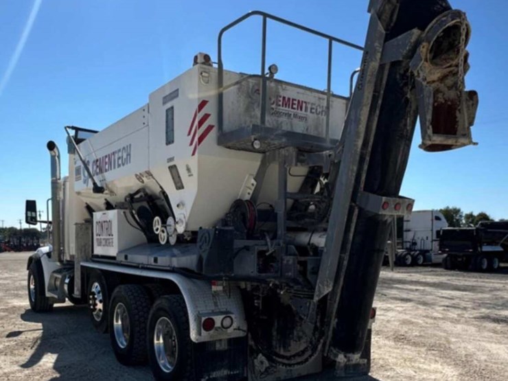 2023-peterbilt-567-image-7