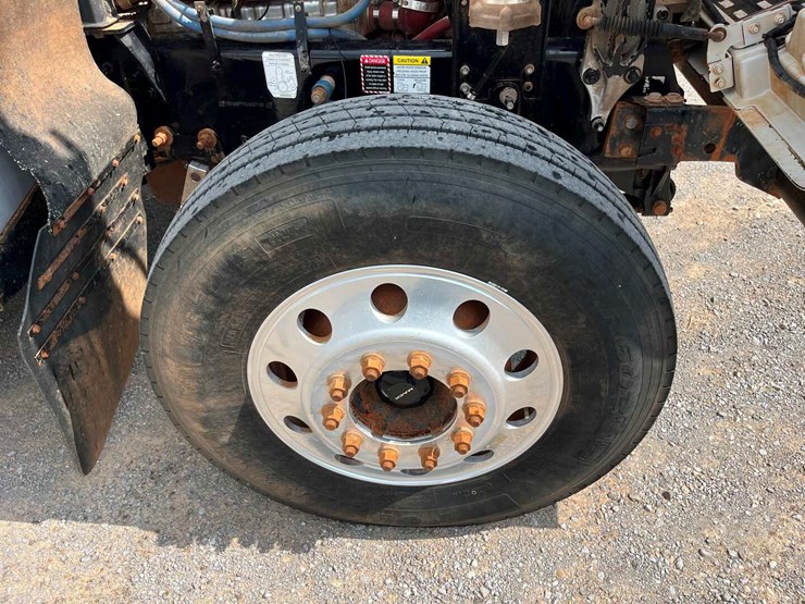 2018-mack-chu613-daycab-image-11