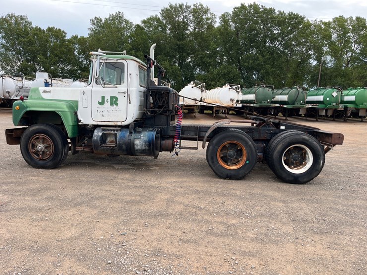 1979-mack-r-model-winch-truck-image-8