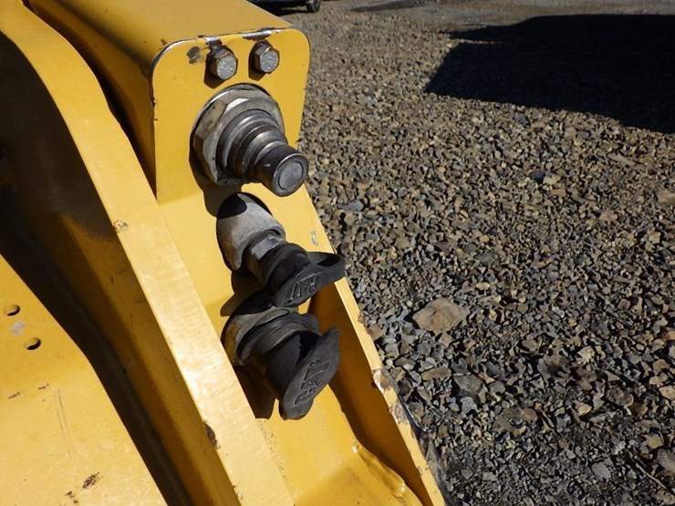 2023-caterpillar-242d3-image-11