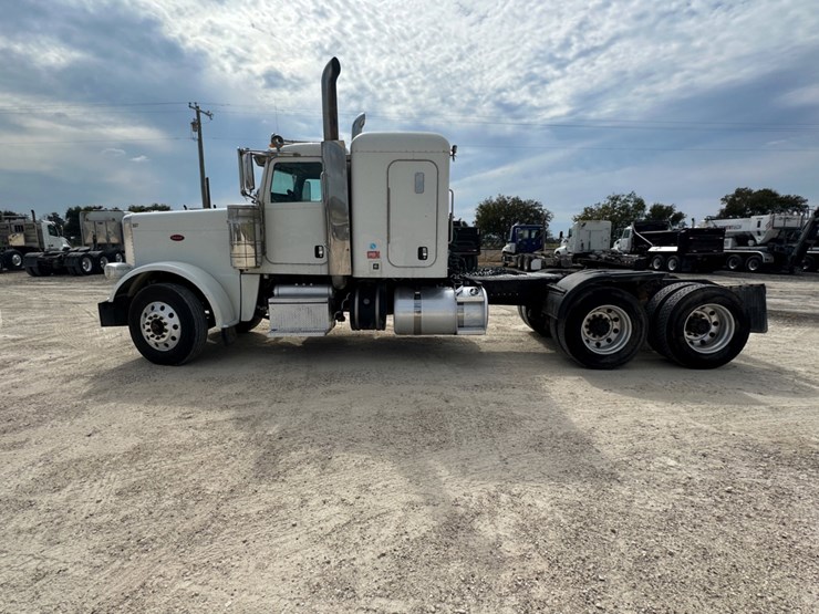 2015-peterbilt-389-image-8