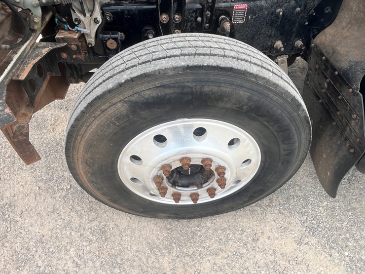 2018-mack-chu613-daycab-image-15