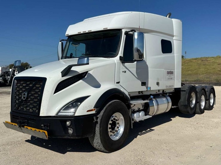2020-volvo-vn-image-1