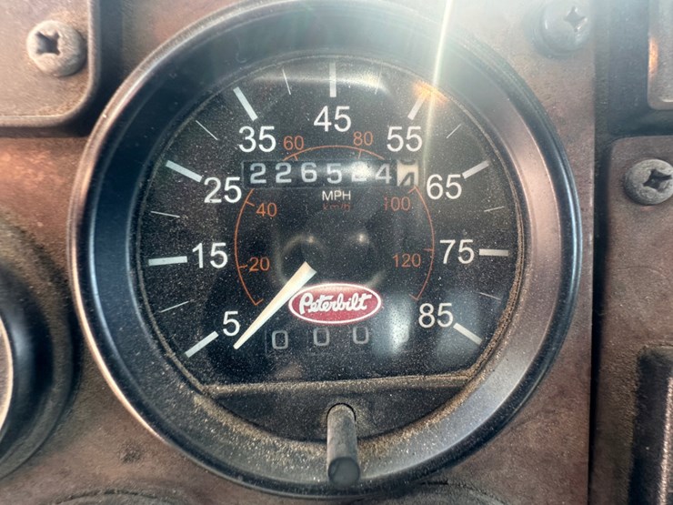 peterbilt-330-image-8