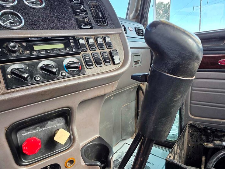 2012-peterbilt-388-image-10