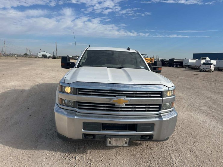 2017-chevrolet-silverado-2500hd-image-2
