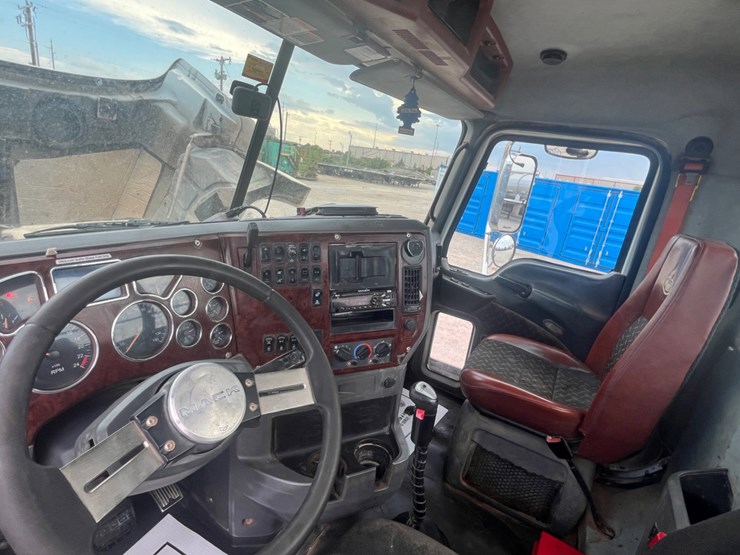 2018-mack-chu613-daycab-image-10