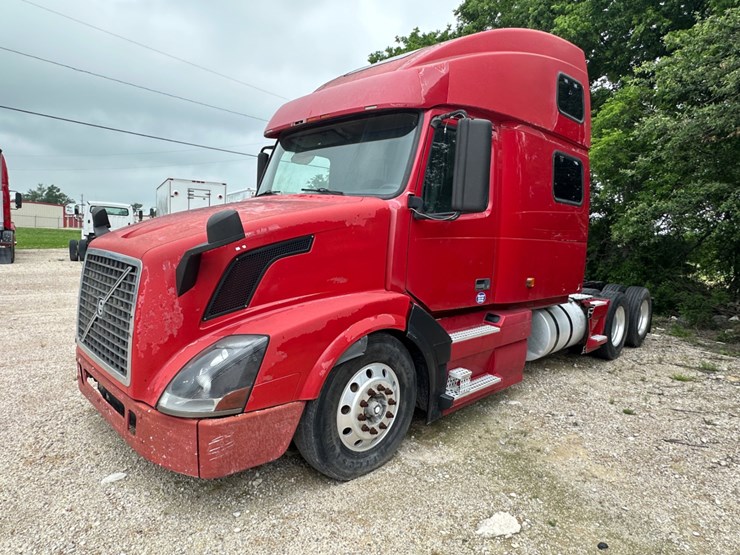 2006-volvo-vnl-image-1