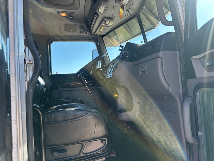 2021-peterbilt-389-image-8