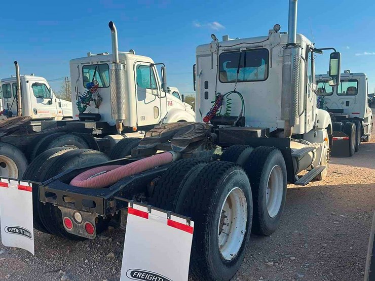2006-freightliner-columbia-120-image-3