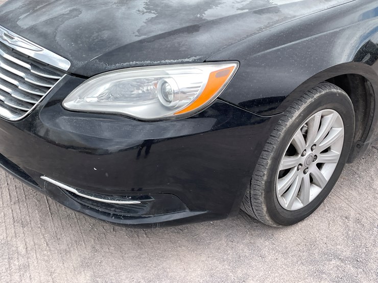 #511-•-2014-chrysler-200-(has-az-title)-image-11