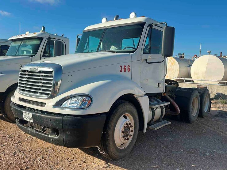 2007-freightliner-columbia-120-image-1