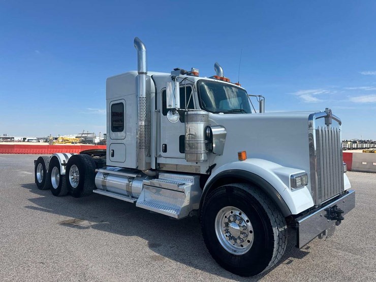 2022-kenworth-w900-image-2