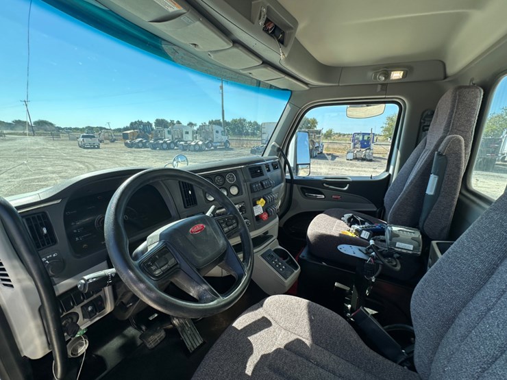 2023-peterbilt-567-image-11
