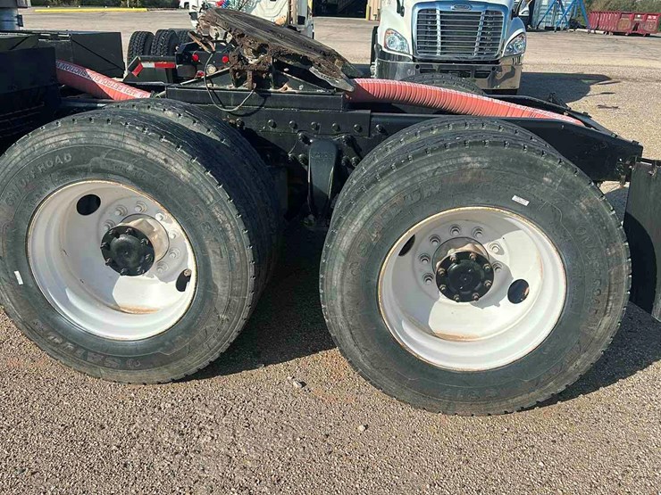 2006-freightliner-columbia-120-image-6