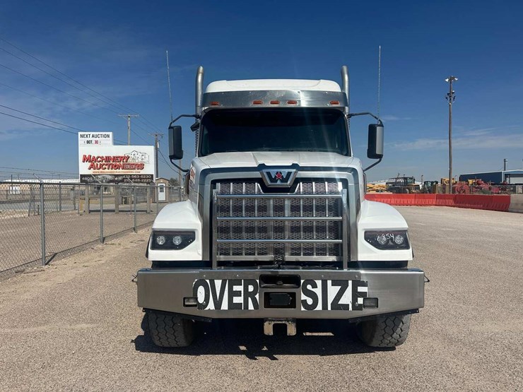 2022-western-star-49x-image-2