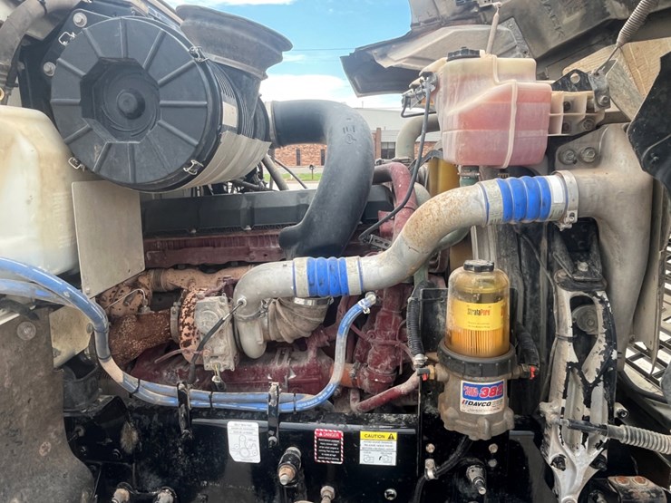 2018-mack-chu613-daycab-image-13