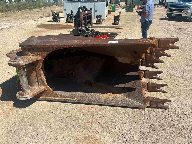 cat-excavator-bucket-image-1