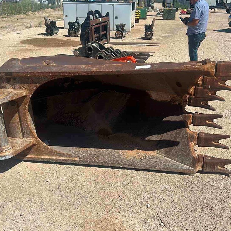 CAT EXCAVATOR BUCKET