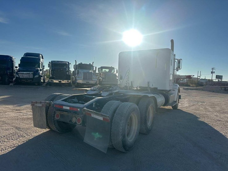 2012-peterbilt-365-image-2