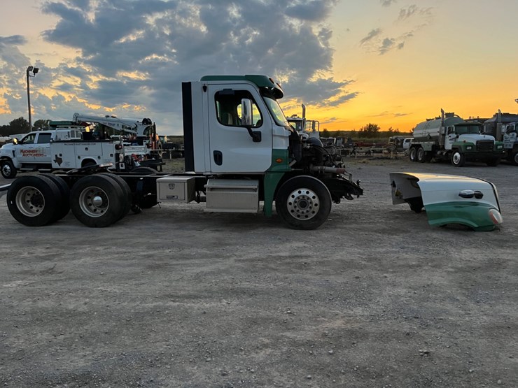 2016-freightliner-cascadia-(inoperable)-image-4