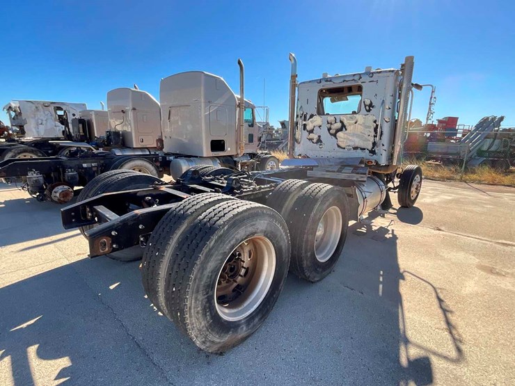 2011-freightliner-cornado-(inoperable)-image-4