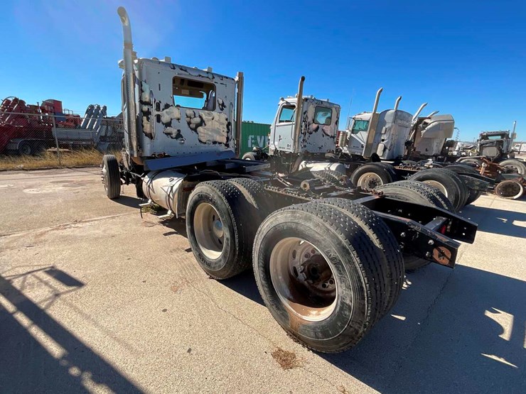 2011-freightliner-cornado-(inoperable)-image-6