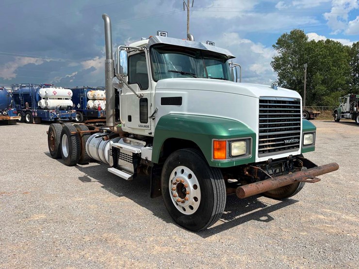 2018-mack-chu613-daycab-image-2