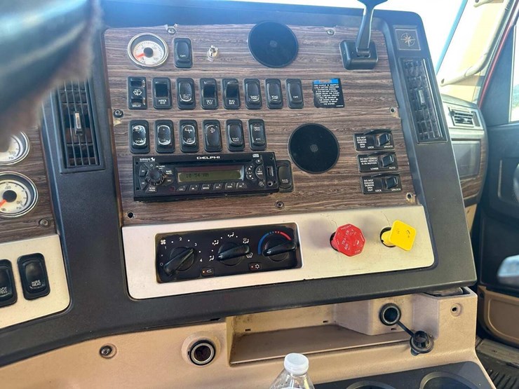 2012-freightliner-coronado-122-image-10