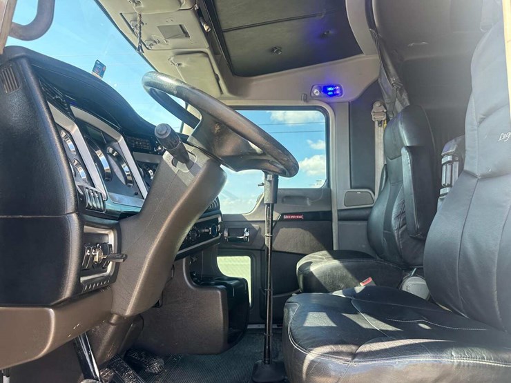 2022-kenworth-w900-image-8