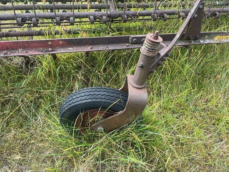 side-delivery-hay-rake-image-29