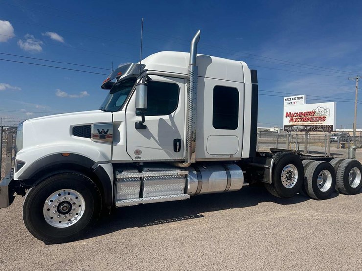 2022-western-star-49x-image-1