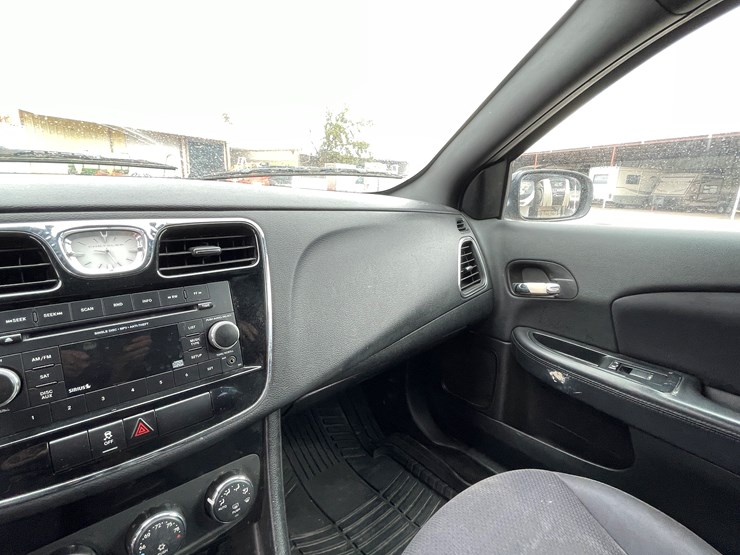 #511-•-2014-chrysler-200-(has-az-title)-image-58
